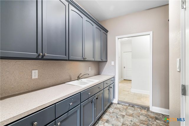 1118 E Maxwell Ditch Road, Port Lavaca, TX 77979