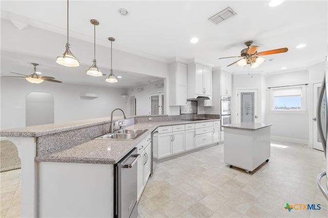 1118 E Maxwell Ditch Road, Port Lavaca, TX 77979