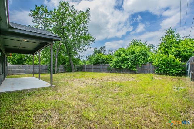 107 S LEXINGTON Street, Holland, TX 76534
