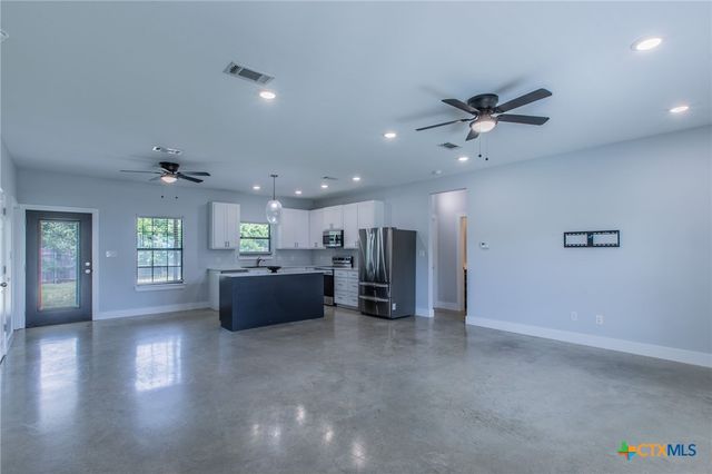 107 S LEXINGTON Street, Holland, TX 76534