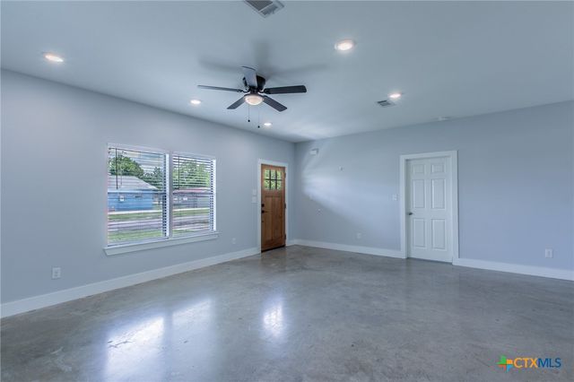 107 S LEXINGTON Street, Holland, TX 76534