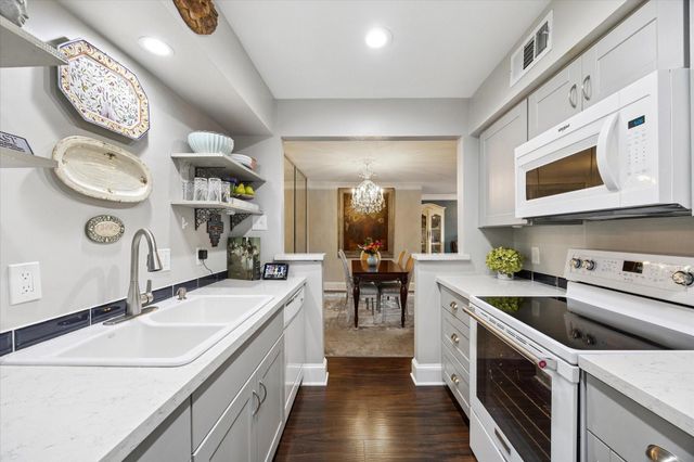 7555 Katy Fwy Freeway 138, Houston, TX 77024