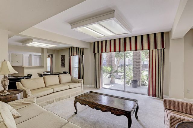 7555 Katy Fwy Freeway 138, Houston, TX 77024