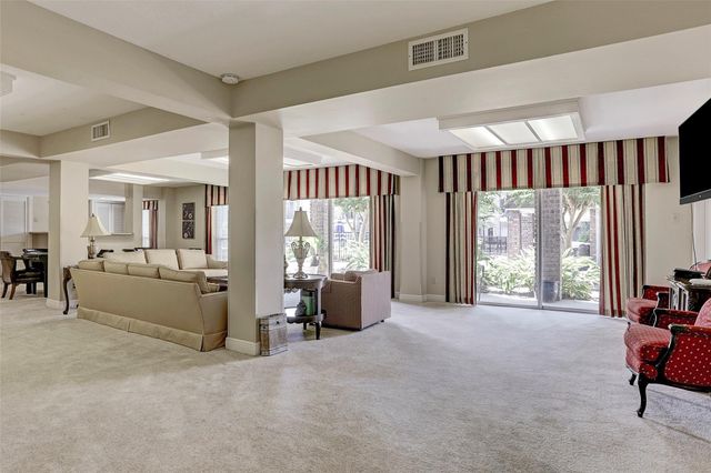 7555 Katy Fwy Freeway 138, Houston, TX 77024