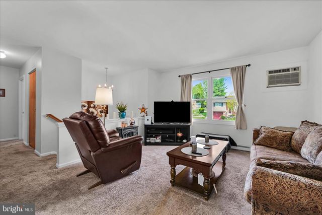 38 PICKFORD DR, Lancaster, PA 17603