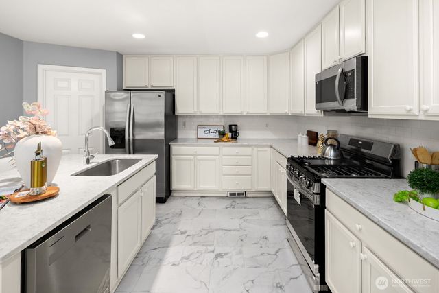 23809 SE 6th Street, Sammamish, WA 98074