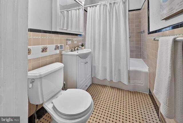 319 N NEWTON LAKE DR, Collingswood, NJ 08108