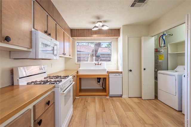 462 Capehill Drive, Houston, TX 77598