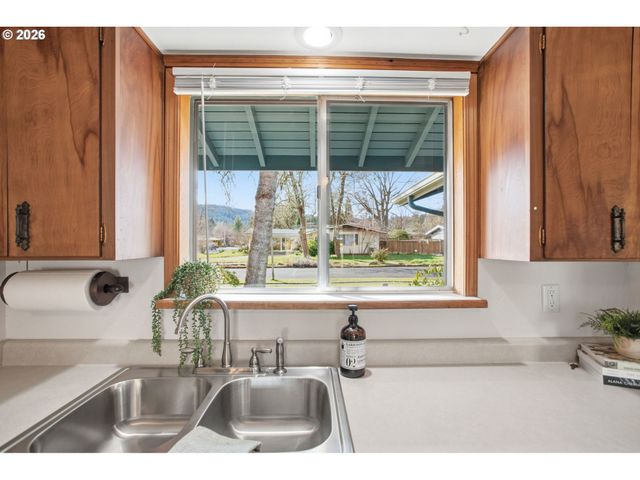 4295 FERRY St, Eugene, OR 97405