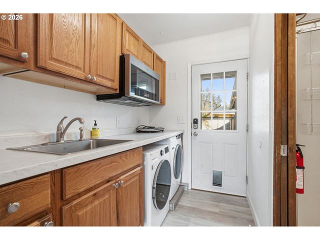 4295 FERRY St, Eugene, OR 97405