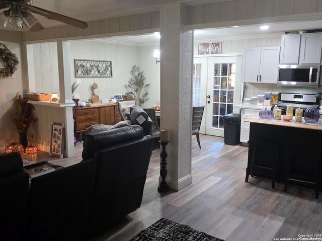 1112 Plum St, Floresville, TX 78114