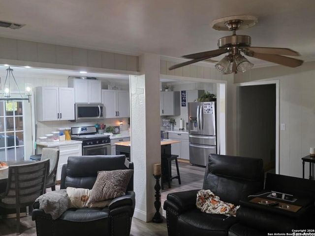 1112 Plum St, Floresville, TX 78114