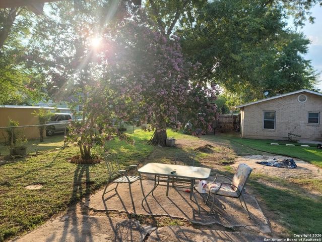 1112 Plum St, Floresville, TX 78114
