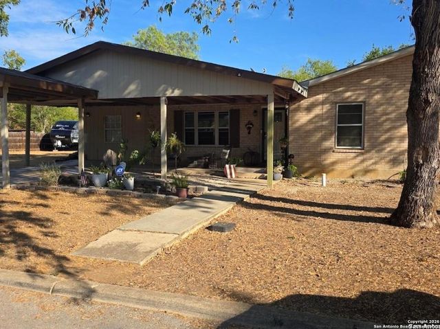 1112 Plum St, Floresville, TX 78114