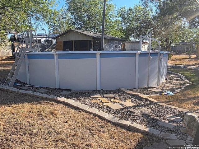 1112 Plum St, Floresville, TX 78114