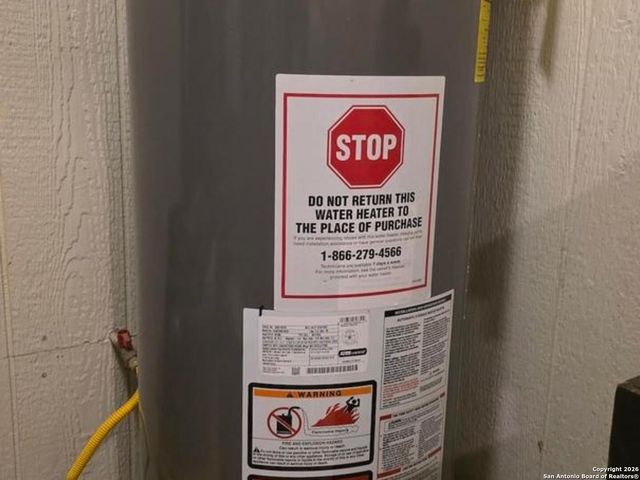 1112 Plum St, Floresville, TX 78114