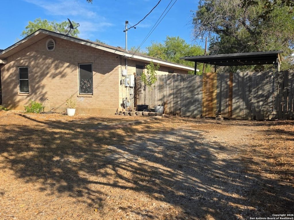 1112 Plum St, Floresville, TX 78114