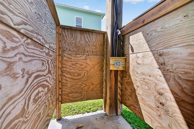971 Meynig Drive, Crystal Beach, TX 77650