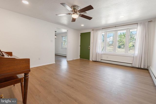 282 E BROADWAY, Red Lion, PA 17356