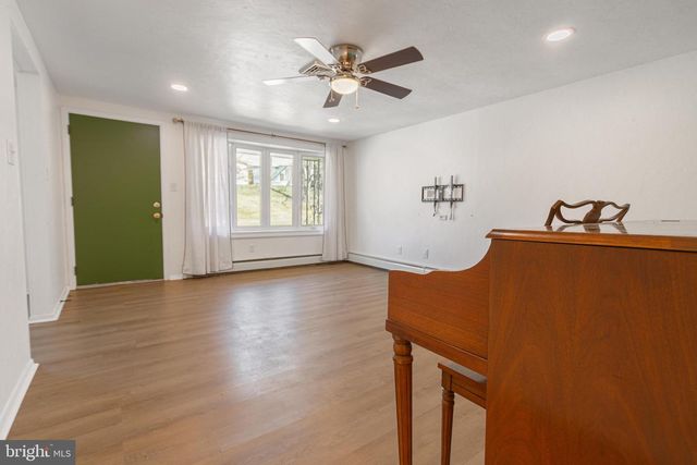 282 E BROADWAY, Red Lion, PA 17356