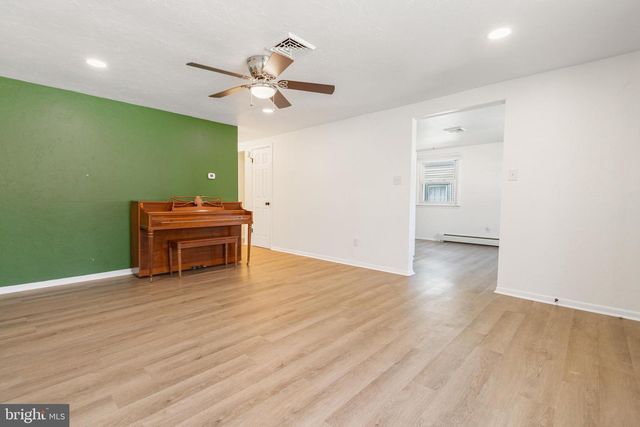 282 E BROADWAY, Red Lion, PA 17356