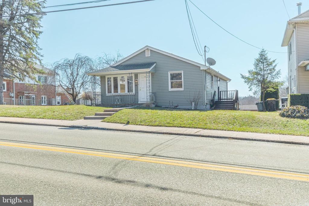 282 E BROADWAY, Red Lion, PA 17356