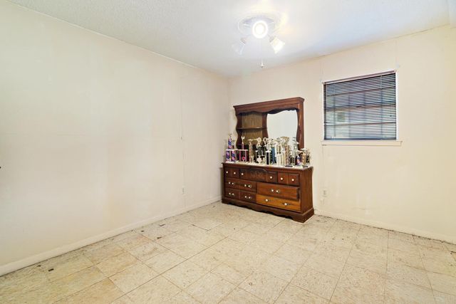 202 4th Street NW, Paris, TX 75460