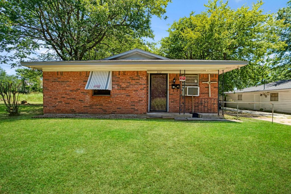 202 4th Street NW, Paris, TX 75460