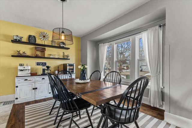 627 W Wisconsin AVENUE, Oconomowoc, WI 53066