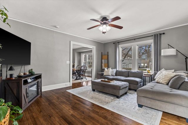 627 W Wisconsin AVENUE, Oconomowoc, WI 53066