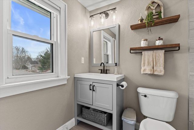 627 W Wisconsin AVENUE, Oconomowoc, WI 53066