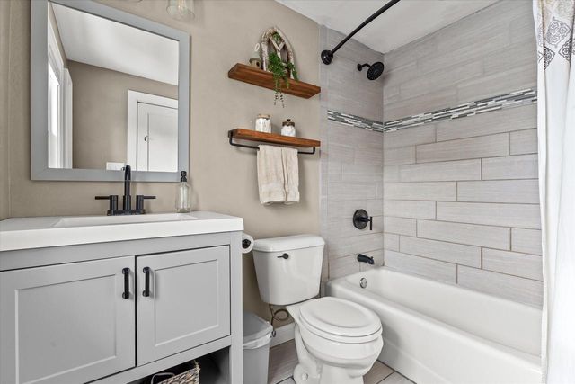 627 W Wisconsin AVENUE, Oconomowoc, WI 53066