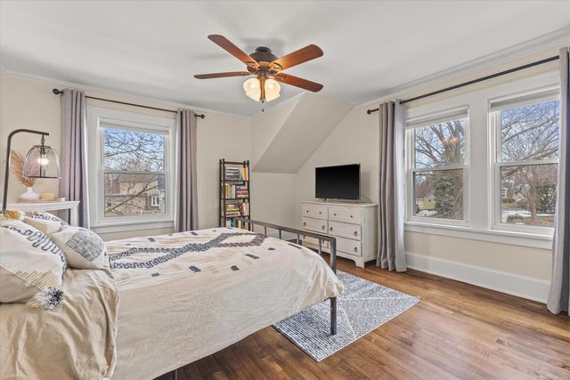 627 W Wisconsin AVENUE, Oconomowoc, WI 53066