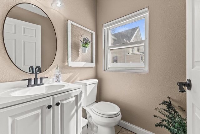 627 W Wisconsin AVENUE, Oconomowoc, WI 53066