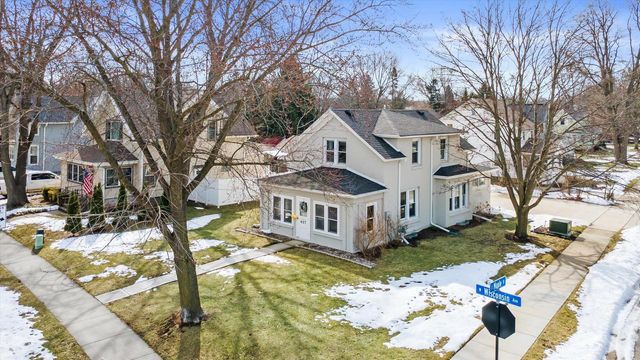 627 W Wisconsin AVENUE, Oconomowoc, WI 53066