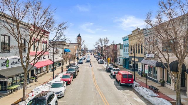 627 W Wisconsin AVENUE, Oconomowoc, WI 53066