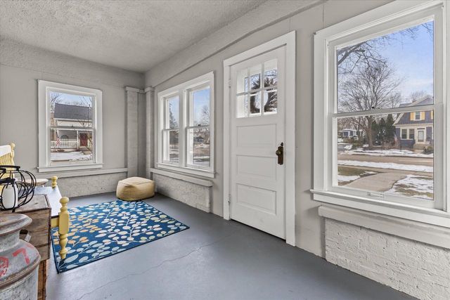 627 W Wisconsin AVENUE, Oconomowoc, WI 53066