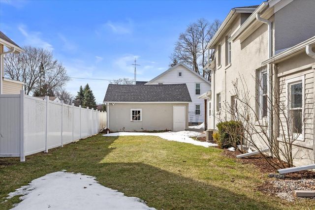 627 W Wisconsin AVENUE, Oconomowoc, WI 53066