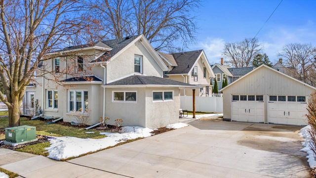 627 W Wisconsin AVENUE, Oconomowoc, WI 53066