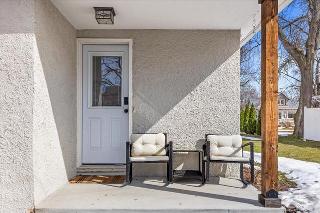 627 W Wisconsin AVENUE, Oconomowoc, WI 53066