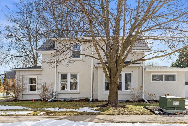 627 W Wisconsin AVENUE, Oconomowoc, WI 53066