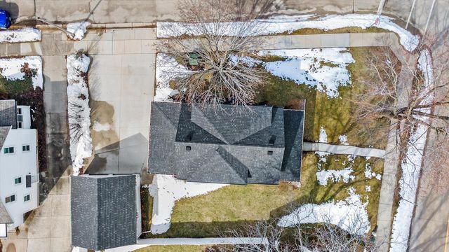 627 W Wisconsin AVENUE, Oconomowoc, WI 53066