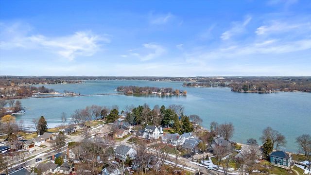 627 W Wisconsin AVENUE, Oconomowoc, WI 53066