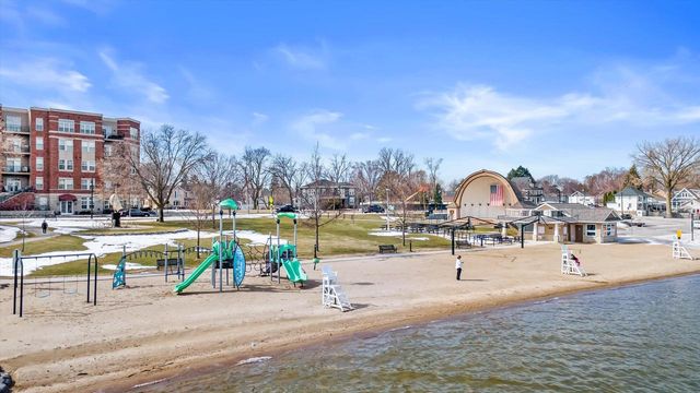 627 W Wisconsin AVENUE, Oconomowoc, WI 53066