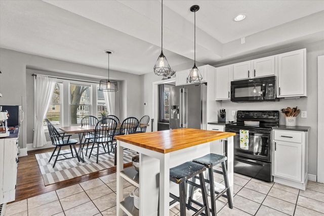 627 W Wisconsin AVENUE, Oconomowoc, WI 53066