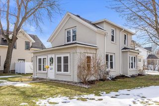 627 W Wisconsin AVENUE, Oconomowoc, WI 53066