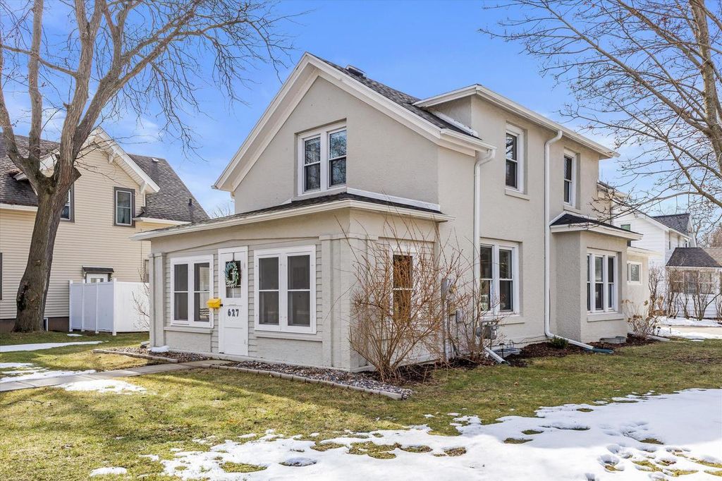 627 W Wisconsin AVENUE, Oconomowoc, WI 53066