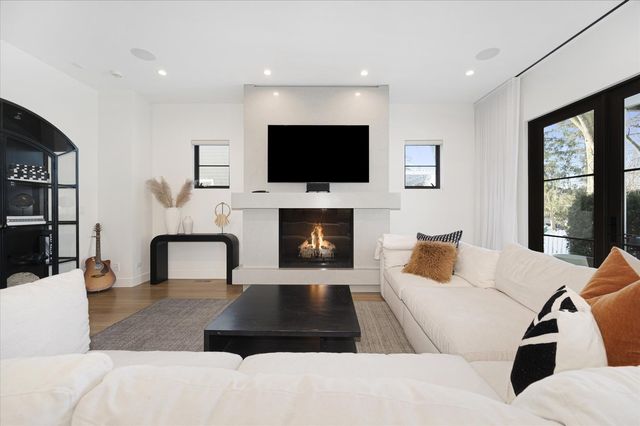 176 S Arlington Avenue, Elmhurst, IL 60126