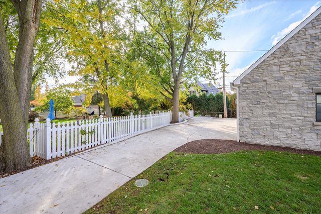 176 S Arlington Avenue, Elmhurst, IL 60126