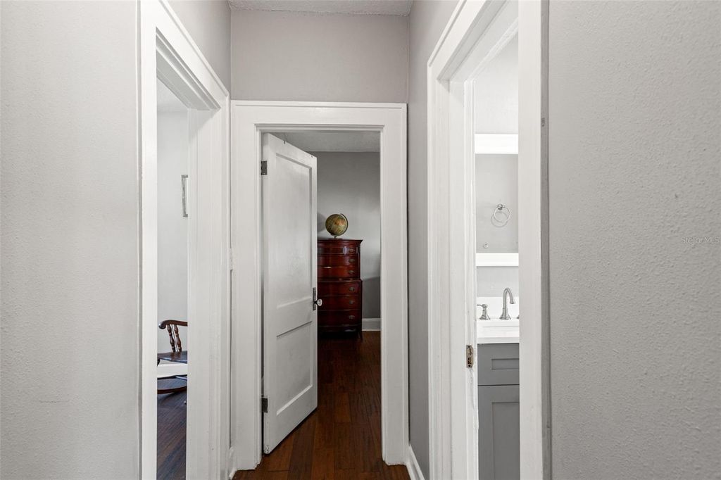 Image 11 of property listing at 905 E HANNA AVENUE, Tampa, FL 33604